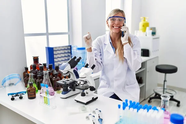 Belle Femme Travaillant Laboratoire Scientifique Parlant Téléphone Criant Fier Célébrant — Photo