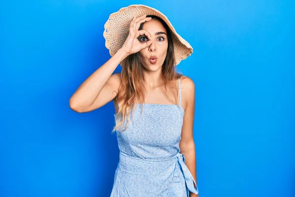 Joven Chica Hispana Con Sombrero Verano Haciendo Gesto Bien Sorprendido —  Fotos de Stock