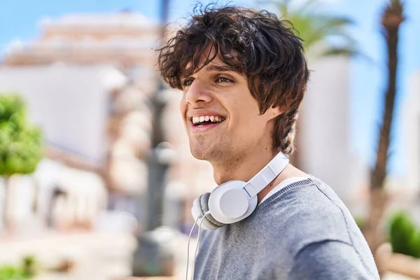 Young Hispanic Man Smiling Confident Wearing Headphones Park — Fotografia de Stock