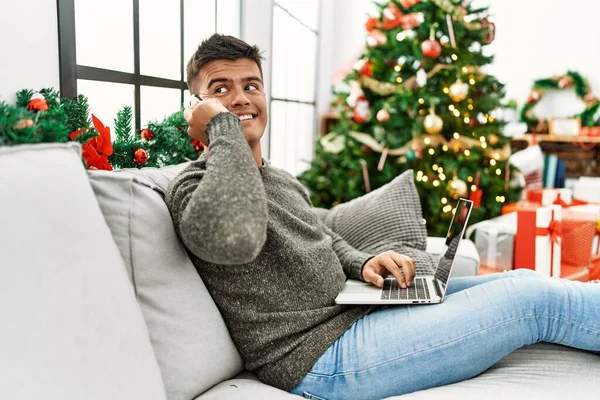 등산가가 노트북을 사용하고 스마트폰으로 크리스마스 앉아서 — 스톡 사진