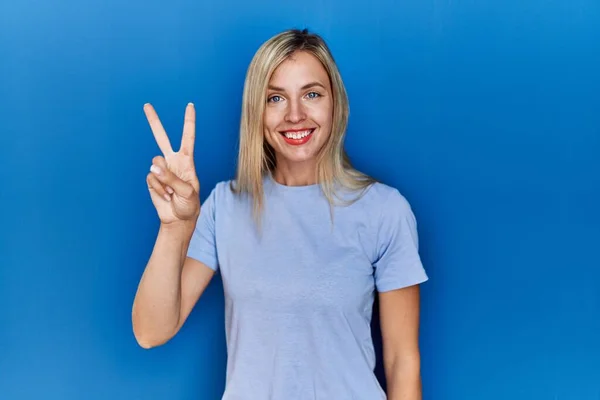 Beautiful Blonde Woman Wearing Casual Shirt Blue Background Showing Pointing — Fotografia de Stock
