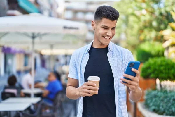 Jeune Homme Hispanique Utilisant Smartphone Boire Café Dans Rue — Photo