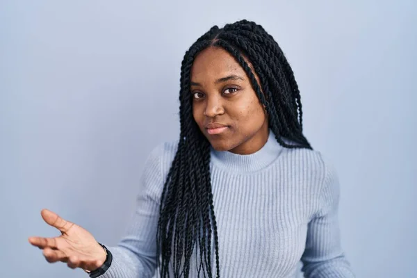 Afrikaans Amerikaanse Vrouw Staan Blauwe Achtergrond Onwetend Verward Met Open — Stockfoto