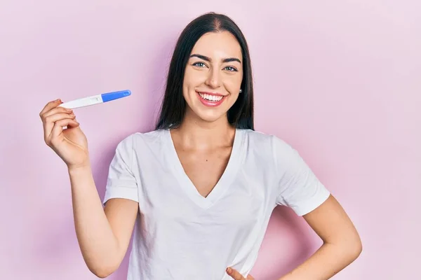 Beautiful Woman Blue Eyes Holding Pregnancy Test Result Looking Positive — Stockfoto