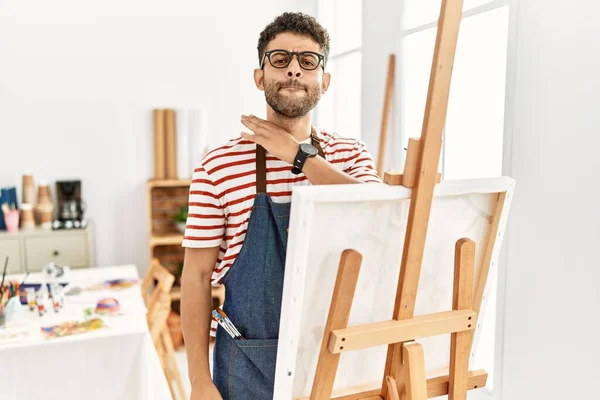 Hombre Joven Árabe Estudio Arte Degollando Con Mano Como Cuchillo —  Fotos de Stock