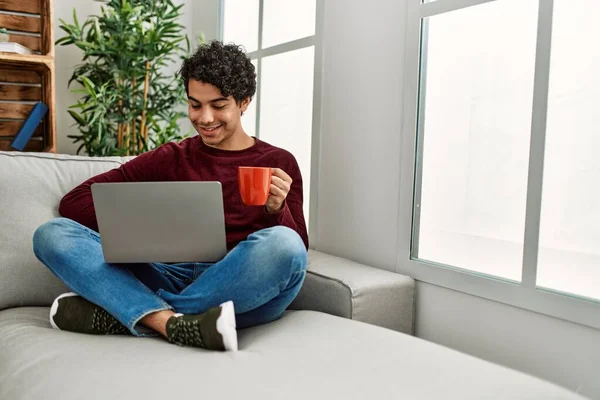 Jovem Hispânico Usando Laptop Sentado Sofá Casa — Fotografia de Stock