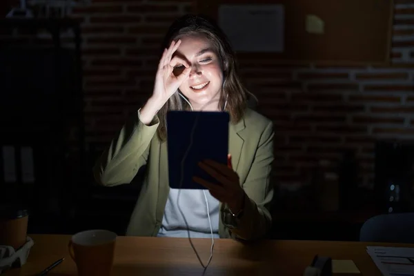 Blonde Caucasian Woman Working Office Night Doing Gesture Hand Smiling —  Fotos de Stock