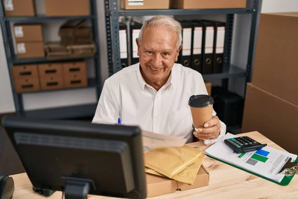 Hombre Mayor Comercio Electrónico Trabajador Negocios Beber Café Lectura Documento — Foto de Stock