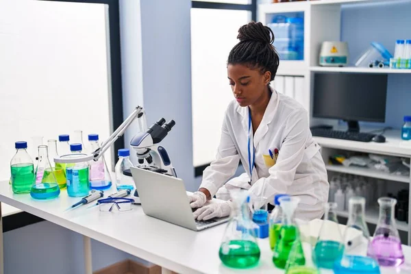 African American Woman Scientist Using Laptop Working Laboratory — Stok fotoğraf