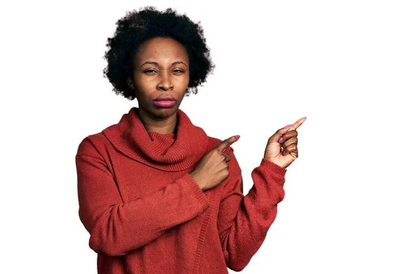 Femme Afro Américaine Aux Cheveux Afro Pointant Les Doigts Sur — Photo