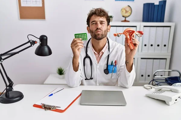 Jovem Médico Hispânico Segurando Órgãos Genitais Femininos Pílulas Anticoncepcionais Olhando — Fotografia de Stock