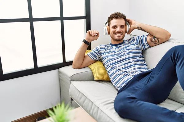 Young Hispanic Man Smiling Confident Listening Music Home — Stock Photo, Image