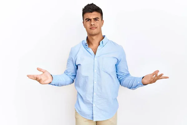 Jeune Homme Hispanique Portant Une Chemise Affaires Debout Sur Fond — Photo