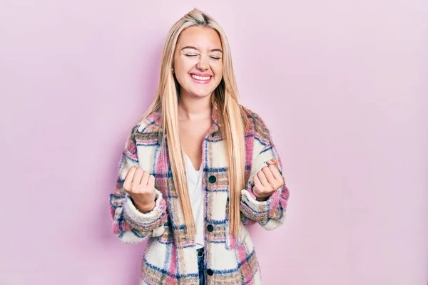 Ung Blond Flicka Bär Casual Kläder Mycket Glad Och Upphetsad — Stockfoto