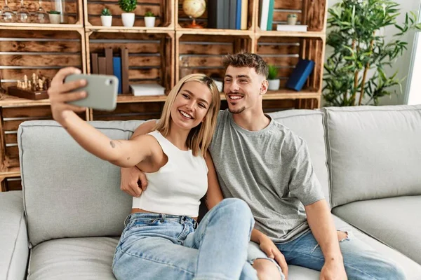 Genç Beyaz Çift Mutlu Bir Şekilde Gülümsüyor Evdeki Akıllı Telefonun — Stok fotoğraf