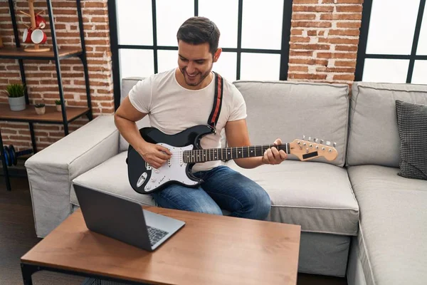 Ung Latinamerikansk Man Som Har Online Elektrisk Gitarr Klass Hemma — Stockfoto