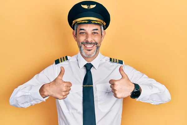 Bonito Homem Meia Idade Com Cabelos Grisalhos Vestindo Piloto Avião — Fotografia de Stock