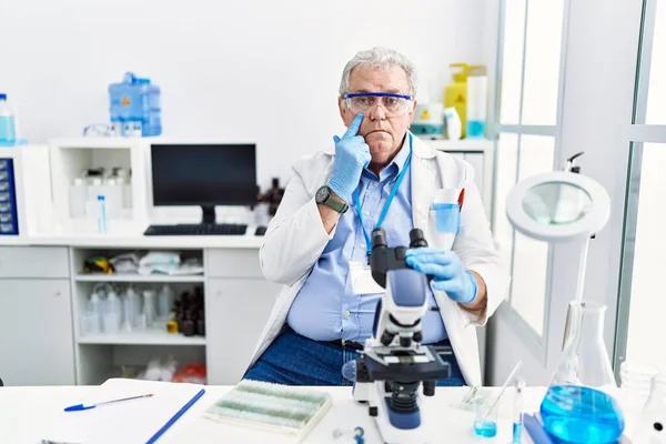 Homem Caucasiano Sênior Trabalhando Laboratório Cientistas Apontando Para Olho Observando — Fotografia de Stock