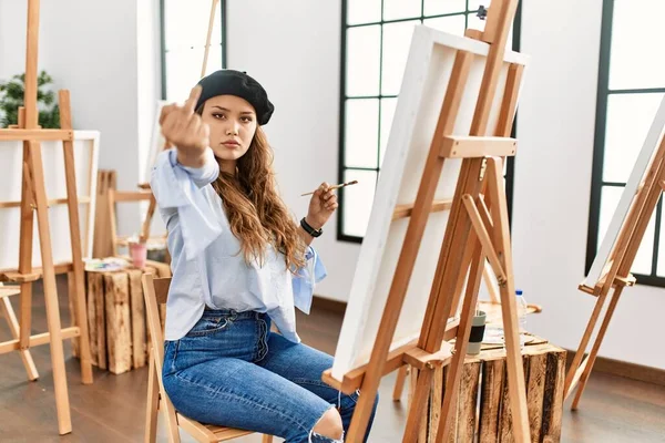 Young Hispanic Artist Woman Painting Canvas Art Studio Showing Middle — ストック写真
