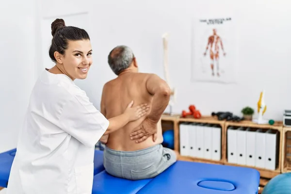 Physiotherapist Patient Smiling Confident Having Rehab Session Clinic — Stock Photo, Image