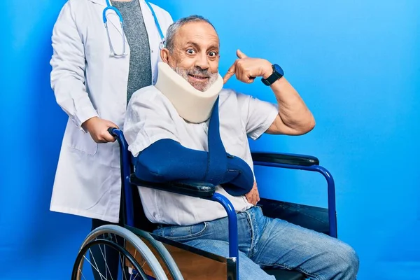 Hombre Mayor Guapo Con Barba Sentado Silla Ruedas Con Cuello — Foto de Stock