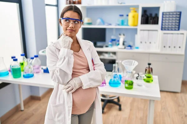 Young Pregnant Woman Working Scientist Laboratory Serious Face Thinking Question — ストック写真