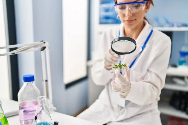 Giovane Donna Ispanica Indossa Uniforme Scienziato Utilizzando Lente Ingrandimento Laboratorio — Foto Stock