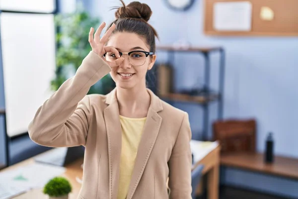 Teenager Girl Working Office Wearing Glasses Smiling Happy Doing Sign — ストック写真