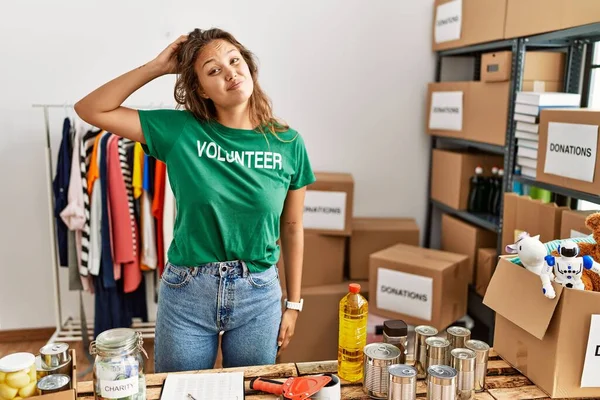 Bağışlarda Gönüllü Tişört Giyen Güzel Spanyol Kadın Şaşkınlık Içinde Soru — Stok fotoğraf