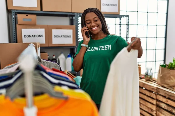 Young African American Woman Wearing Volunteer Uniform Talking Smartphone Charity — Stock Photo, Image