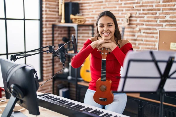 Jovem Africana Americana Músico Sorrindo Confiante Segurando Ukelele Estúdio Música — Fotografia de Stock