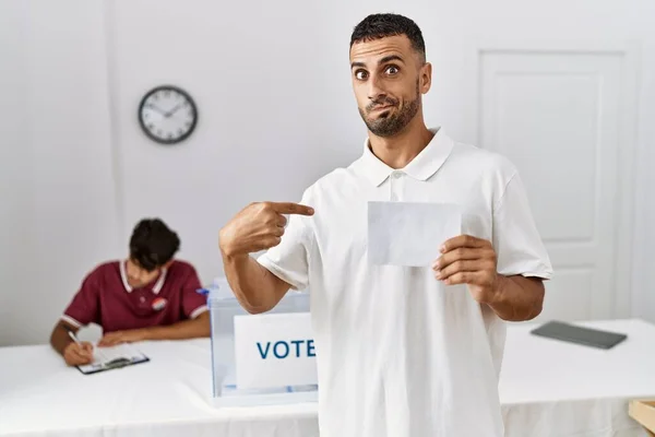 Mladý Hispánec Který Hlasuje Dává Obálku Volební Urny Ukazuje Prstem — Stock fotografie