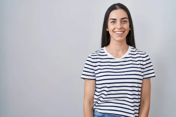 Junge Brünette Frau Gestreiftem Shirt Mit Einem Fröhlichen Und Kühlen — Stockfoto