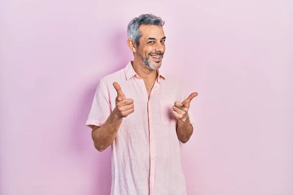 Schöner Mann Mittleren Alters Mit Grauen Haaren Und Lässigem Hemd — Stockfoto