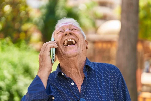 Homem Cabelos Grisalhos Sênior Sorrindo Confiante Falando Smartphone Parque — Fotografia de Stock