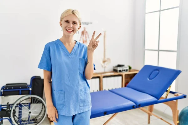 Όμορφη Καυκάσια Φυσιοθεραπεύτρια Που Εργάζεται Στην Κλινική Αποκατάστασης Πόνου Χαμογελώντας — Φωτογραφία Αρχείου