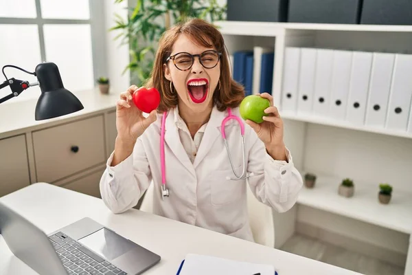 Genç Doktor Kadın Kalp Yeşil Elma Tutuyor Kahkahalarla Gülüyor — Stok fotoğraf