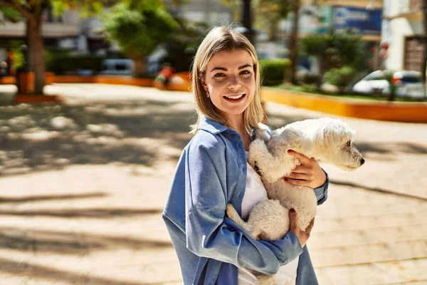 Jong Blond Meisje Glimlachen Gelukkig Holding Hond Stad — Stockfoto