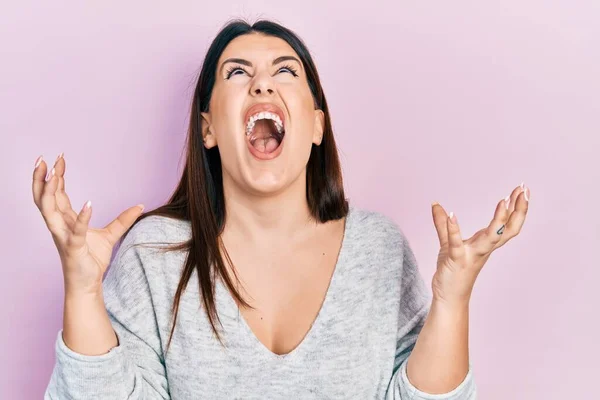 Mulher Hispânica Jovem Vestindo Roupas Casuais Loucos Loucos Gritando Gritando — Fotografia de Stock