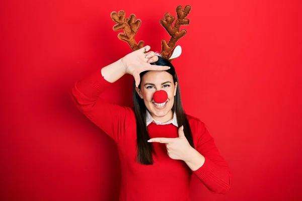 Jovem Hispânica Usando Chapéu Natal Veado Nariz Vermelho Sorrindo Fazendo — Fotografia de Stock