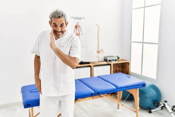 Hispanischer Therapeut Mittleren Alters Der Der Schmerzklinik Hand Mund Arbeitet — Stockfoto