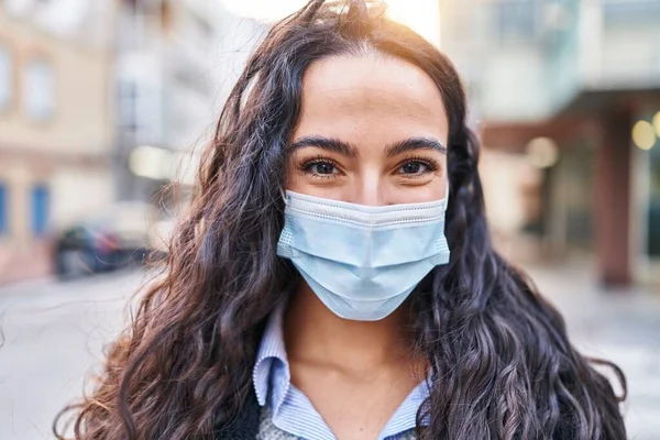 Νεαρή Ισπανίδα Που Χαμογελάει Αυτοπεποίθηση Φορώντας Ιατρική Μάσκα Στο Δρόμο — Φωτογραφία Αρχείου