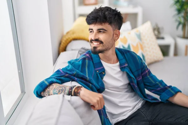 Jovem Hispânico Sorrindo Confiante Sentado Sofá Casa — Fotografia de Stock