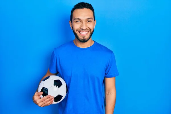 Homme Hispanique Avec Barbe Tenant Ballon Football Avec Sourire Heureux — Photo