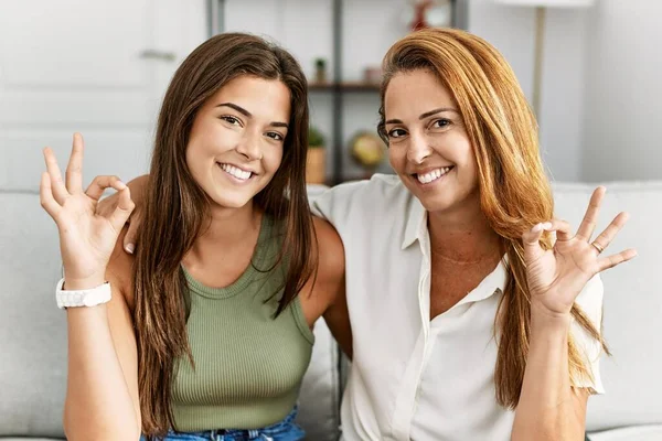 Moeder Dochter Samen Zitten Bank Thuis Glimlachend Positief Doen Teken — Stockfoto