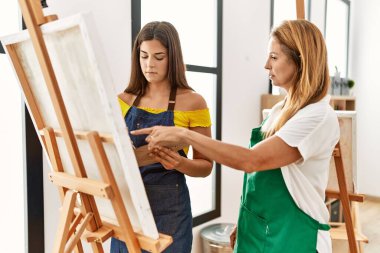 Anne ve kızı resim stüdyosunda resim çiziyor.