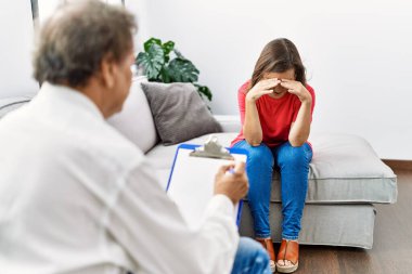 Orta yaşlı erkek ve kadın evde psikoloji seansı yapıyorlar.