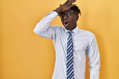 Sarı arka planda dikilen Afrikalı bir adam hata yaptığı için şaşırdı. Hatayı hatırla. Unuttum, kötü hafıza kavramı. 