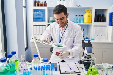 Genç İspanyol bilim adamı Loupe 'un laboratuvarında değerli taş arıyor.