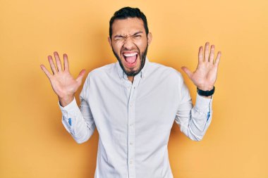 Sakallı, iş gömleği giyen, çılgın ve başarıyı kutlayan İspanyol bir adam. Kolları havada, gözleri kapalı, heyecanlı çığlıklar atıyorlar. Kazanan konsept 